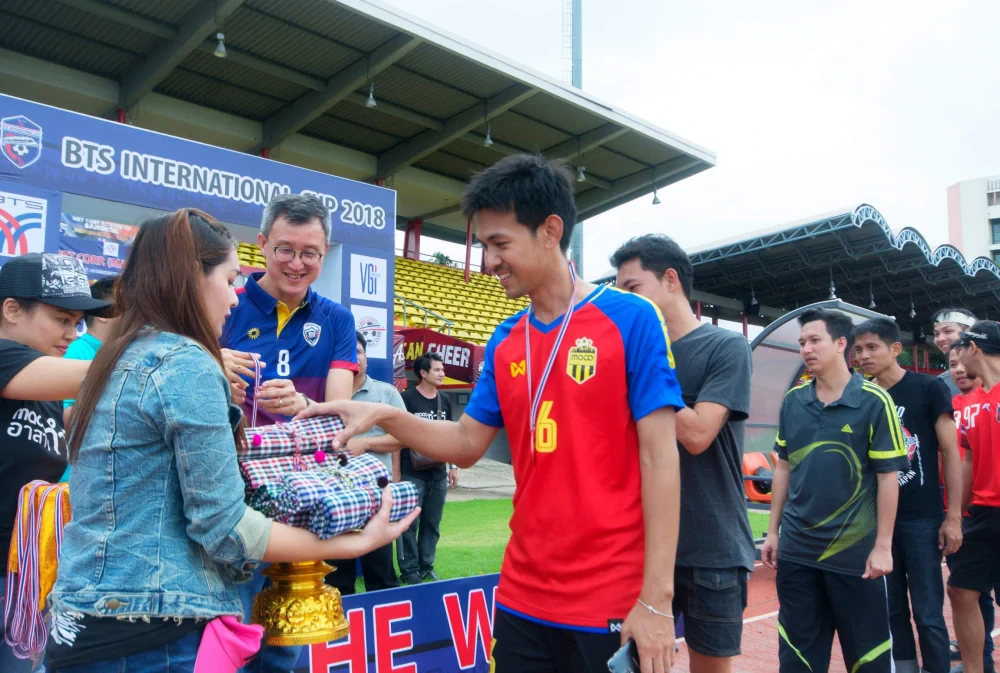 คุณ กวิน กาญจนพาสน์ นำทีมจัดแข่งขันกีฬา ฟาดแข้งกระชับมิตร
