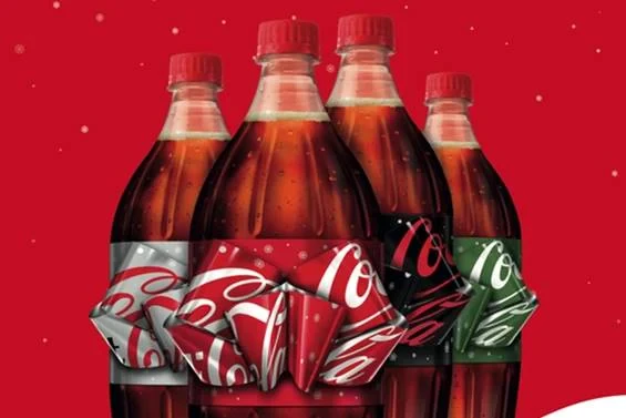 Coke ไอเดียว้าว!!!! แค่ดึงเบาๆ.. แปลงฉลากข้างขวดเป็นโบว์ประดับน่ารักๆฉลองคริสต์มาส