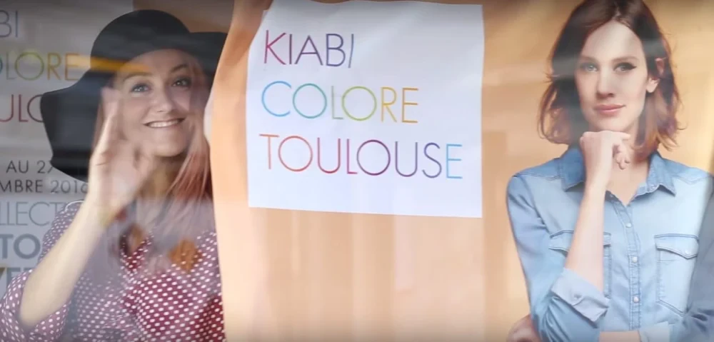 Kiabi โฆษณาแฟชั่น โดยให้นายแบบ-นางแบบเข้าไปอยู่ในป้ายโฆษณา