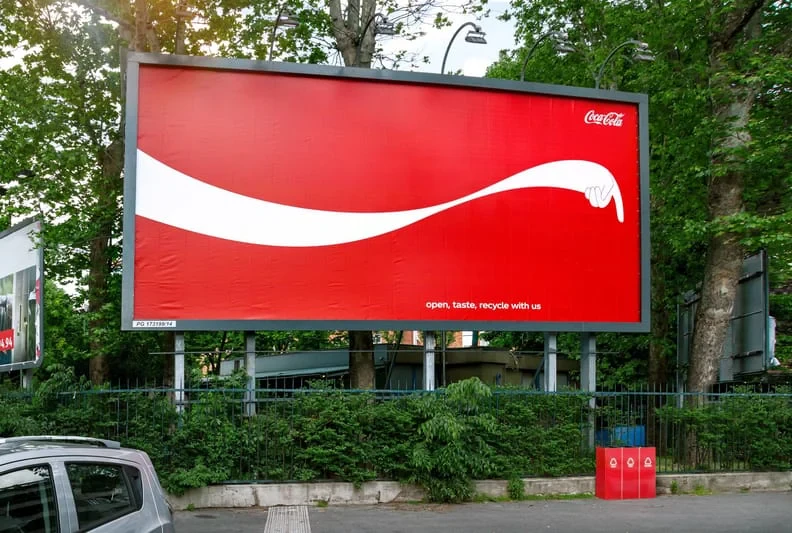 Iconic Brand! Coke แปลงเอาสัญลักษณ์ของแบรนด์ กลายเป็นป้ายบอกทางไปสู่ “ถังขยะรีไซเคิล”