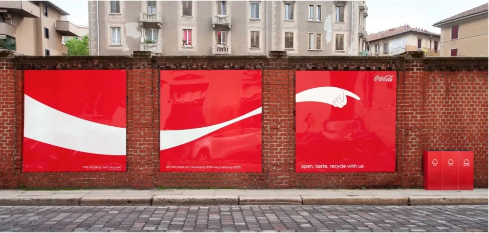 Iconic Brand! Coke แปลงเอาสัญลักษณ์ของแบรนด์ กลายเป็นป้ายบอกทางไปสู่ “ถังขยะรีไซเคิล”