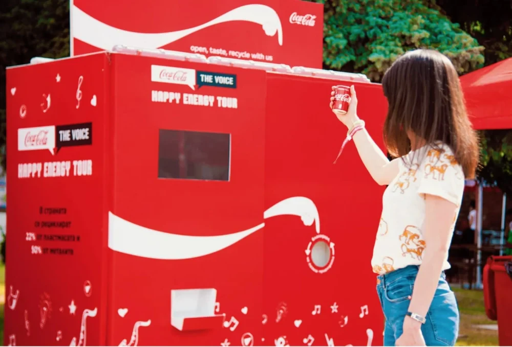 Iconic Brand! Coke แปลงเอาสัญลักษณ์ของแบรนด์ กลายเป็นป้ายบอกทางไปสู่ “ถังขยะรีไซเคิล”