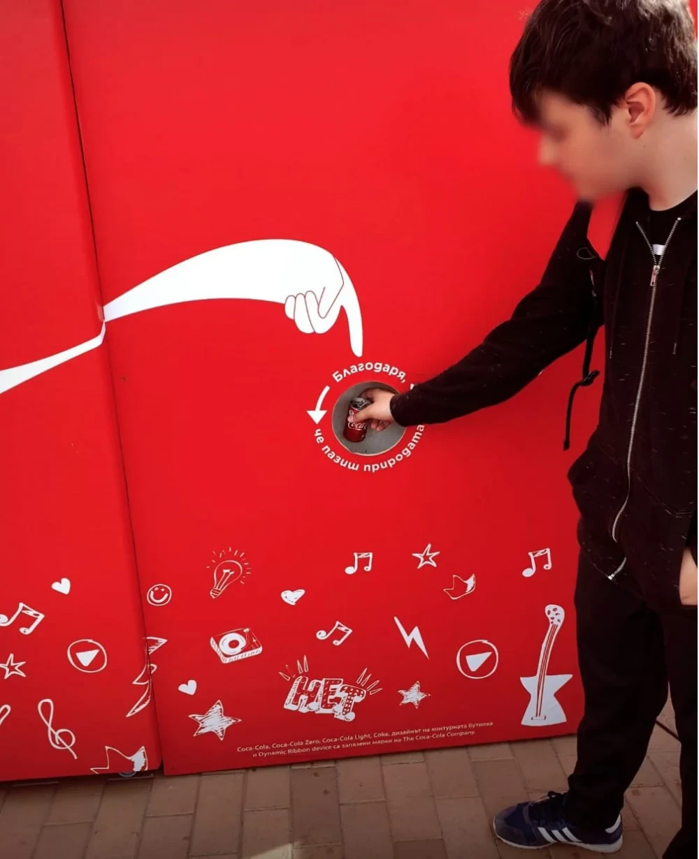 Iconic Brand! Coke แปลงเอาสัญลักษณ์ของแบรนด์ กลายเป็นป้ายบอกทางไปสู่ “ถังขยะรีไซเคิล”
