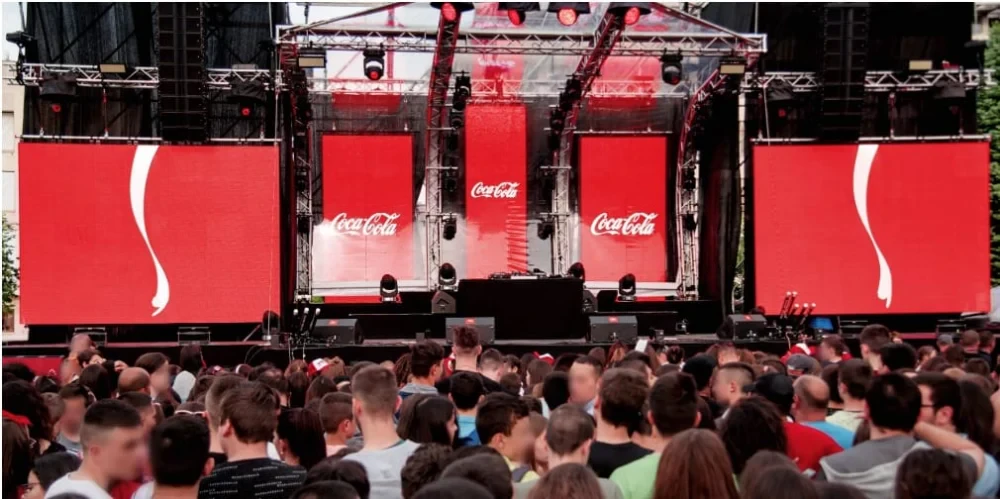 Iconic Brand! Coke แปลงเอาสัญลักษณ์ของแบรนด์ กลายเป็นป้ายบอกทางไปสู่ “ถังขยะรีไซเคิล”