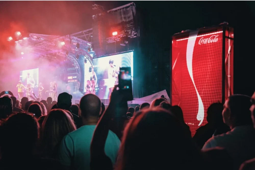 Iconic Brand! Coke แปลงเอาสัญลักษณ์ของแบรนด์ กลายเป็นป้ายบอกทางไปสู่ “ถังขยะรีไซเคิล”
